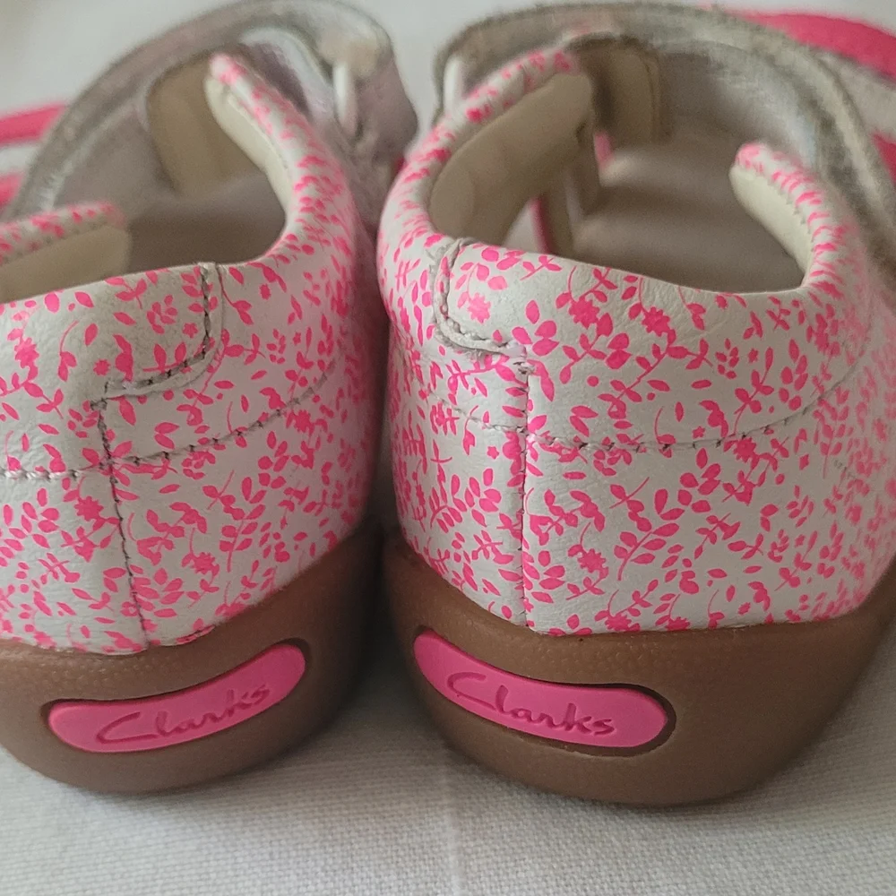 Clarks Kids Sz 5.5 Sandals